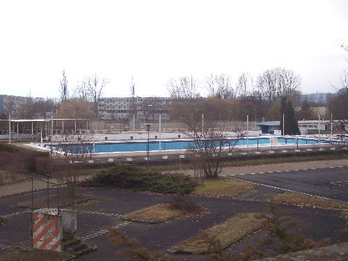 Le grand bassin Olympique et l'ancienne piste sécurité routière.
