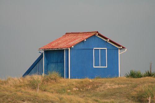 C'est une maison bleue à... Gouville-sur-mer