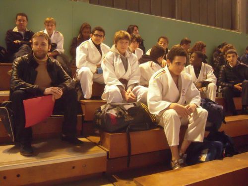 Comme à chaque compet' les judokas du KCC , leurs familles et leur coach se groupent ensemble...
