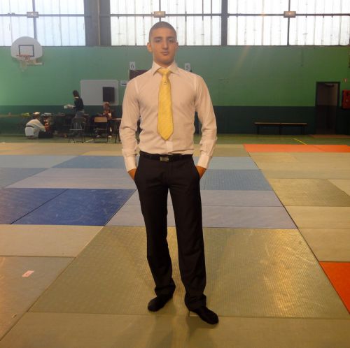 La grande classe pour Yanis ( le frère de Nassim ) à la fois excellent judoka et arbitre de premier plan . Tout est dans la cravate !