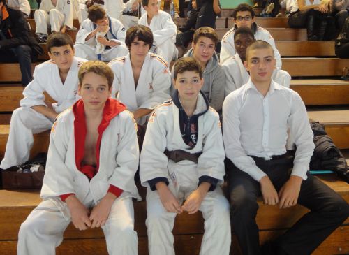 Présentation des cadets du KCC que vous retrouverez tout au long de cette saison 2013/2014 : En bas de G à D : Rémi , Maxime , Yanis ( arbitre ) , Nassim , Thomas , Jérémy , Simballa , Zakariya