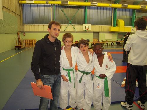 Yann Claverie entraineur de l'école de judo du KCC avec Matthieu Thomas et Simballa