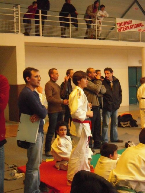 Yann Claverie prof de  l'école de judo du KCC . Jérome qui termine 5eme et debout , Antoine qui se place 2eme