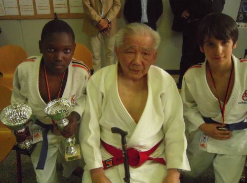 Quelle fierté pour Simballa et moi de poser auprés d'une légende du judo le Maitre Shozo Awazu.
