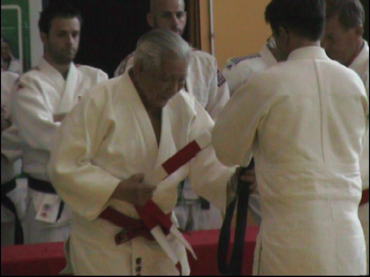 L'honneur que lui  fait Maitre Awazu, en remettant à notre directeur sportif Christian Péden sa ceinture blanche rouge de 6eme Dan, rejaillit sur l'ensemble des judokas du KCC