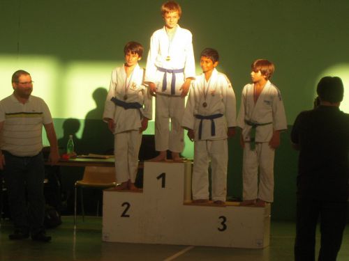 On prend les memes qu'en benjamins et on recommence en minimes  ( ou presque ) Mathieu 1er -Thomas 2eme- Lahiru(ACBB) 3eme-Gaspard (Asnieres) 3eme. Seul mon ami Simballa n'est pas cette fois monté sur le podium mais ça viendra tres vite 