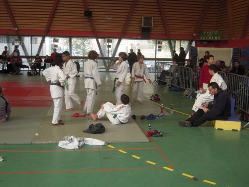 Jean Pacifique( en bleu à droite ) , prof du KCC nous accompagnait lors de ce tournoi