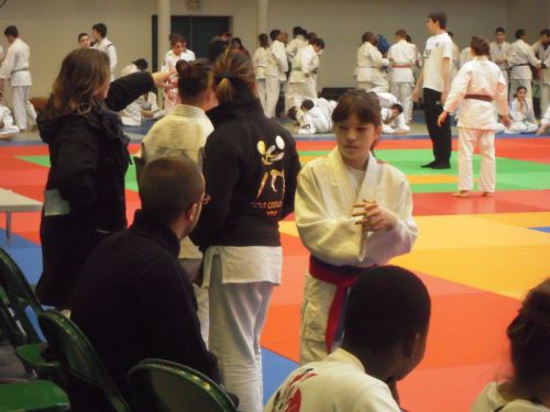 Léa écoute avec attention les conseils de Romain Thomas notre prof à l'école de judo du KCC