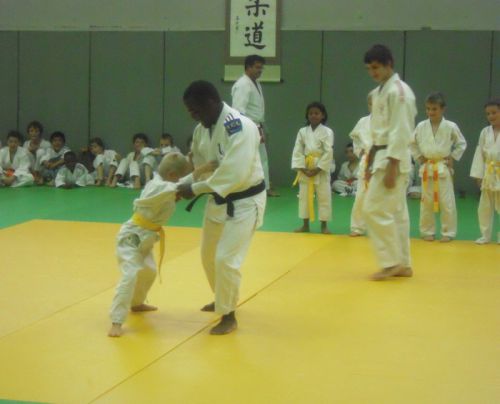 Le combat semble bien inégal qui oppose Dimitri Dragin ,ceinture noire et un jeune judoka ceinture jaune..