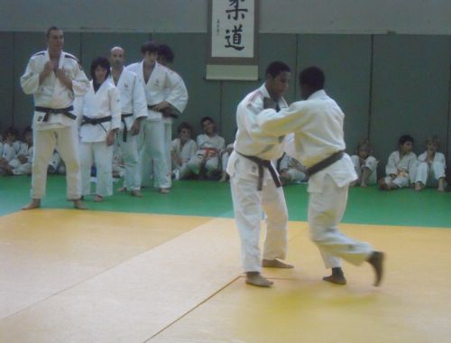 Une démo entre les 2 meilleurs judokas du club : King Mo, minime et Vang Si, cadet, ça vaut le coup d'etre regardé avec attention . 