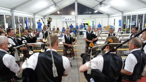 Askol Ha Brug Pipe Band après le diner