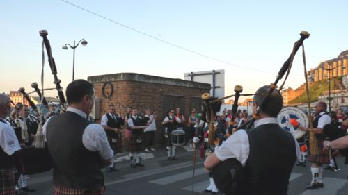 Askol Ha Brug Pipe Band sur les quais du Tréport