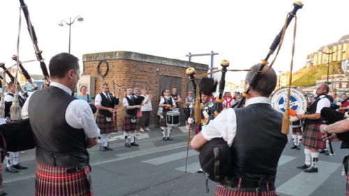 Askol Ha Brug Pipe Band sur les quais du Tréport