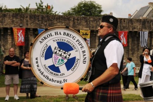 Titi CONNAN et Askol Ha Brug Pipe Band au défilé dans les rues de Guérande