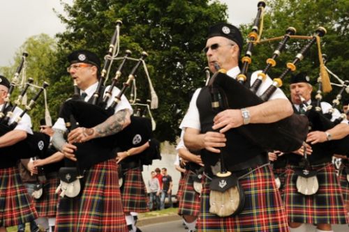 Patrick PILARD et Askol Ha Brug Pipe Band au défilé dans les rues de Guérande