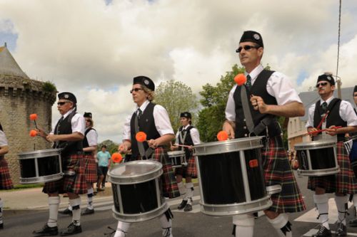 Reun JEZEGOU et Askol Ha Brug Pipe Band au défilé dans les rues de Guérande