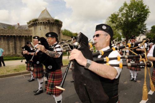 Patrick PILARD et Askol Ha Brug Pipe Band au défilé dans les rues de Guérande