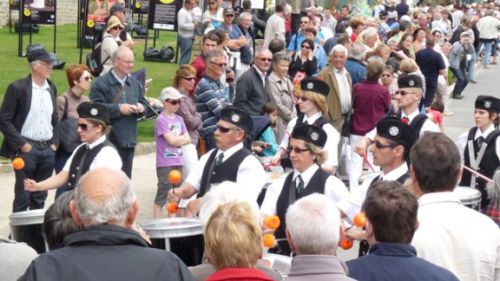 Askol Ha Brug Pipe Band au défilé dans les rues de Guérande