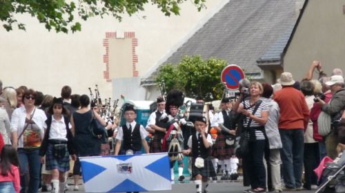 Askol Ha Brug Pipe Band au défilé dans les rues de Guérande