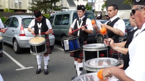 Askol Ha Brug Pipe Band à la répétition avant le défilé