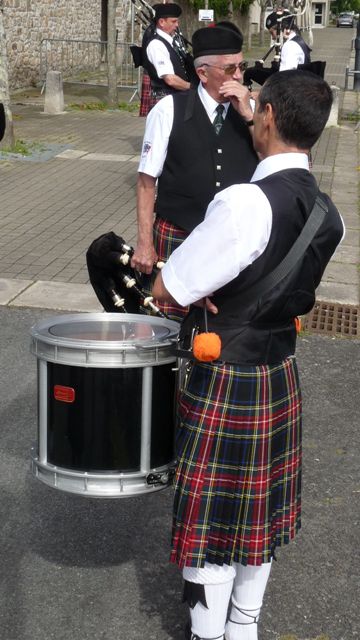 Drumer and Piper of Askol Ha Brug Pipe Band