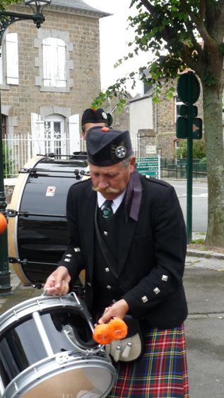 Daniel D. derrière l'église de Cancale