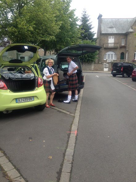 Le Clan Mac Colin en train de se changer derrière l'égrile de Cancale