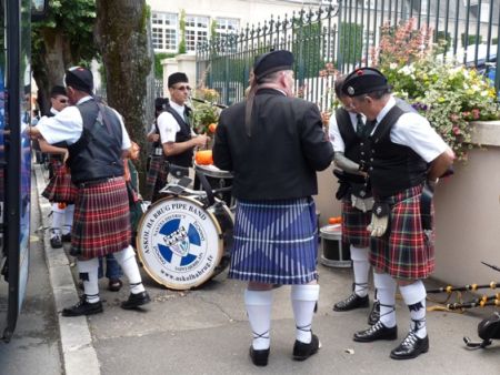 Peter Mac Namee and Askol Ha Brug Pipe Band