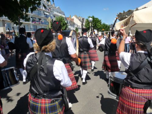 Askol Ha Brug Pipe Band au défilé de la fête Bretonne du Pouliguen