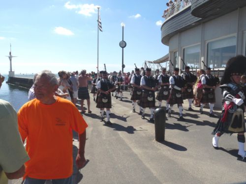 Askol Ha Brug Pipe Band au défilé de la fête Bretonne du Pouliguen