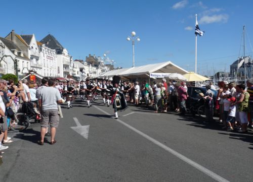 Askol Ha Brug Pipe Band au défilé de la fête Bretonne du Pouliguen