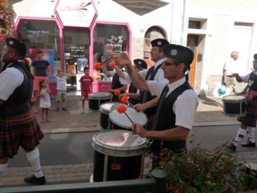 Askol Ha Brug Pipe Band au défilé de la fête Bretonne du Pouliguen