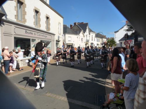 Askol Ha Brug Pipe Band au défilé de la fête Bretonne du Pouliguen