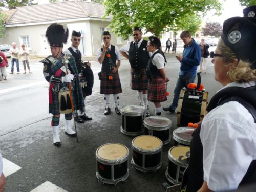 Askol Ha Brug Pipe Band place du marché de Tharon-Plage