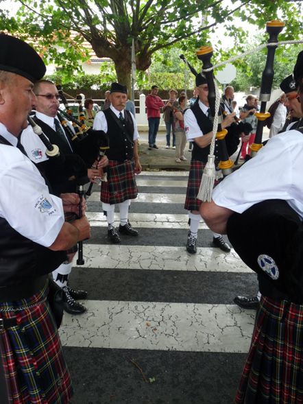 Askol Ha Brug Pipe Band place du marché de Tharon-Plage