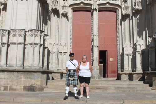 Sylvie et Reun devant la cathédrale de Nantes