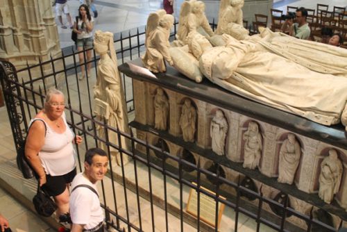 Sylvie et Reun devant le tombeau de François II