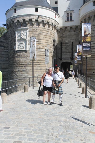 Sylvie et Reun devant l'entrée principale du Château des Ducs de Bretagne
