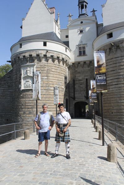 Bernard et Reun devant l'entrée principale du Château des Ducs de Bretagne