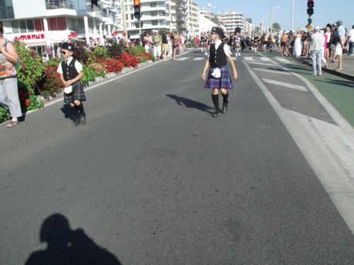 Ilan and Tom behind Askol Ha Brug Pipe Band on the beachfront at 