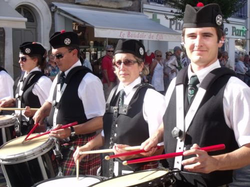 Askol Ha Brug Pipe Band on the streets at 