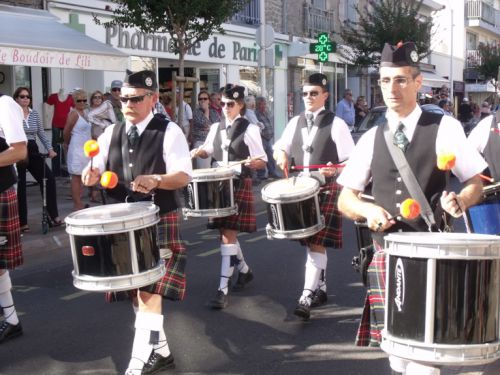 Askol Ha Brug Pipe Band on the streets at 