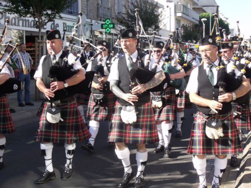 Askol Ha Brug Pipe Band on the streets at 