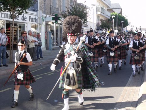 Askol Ha Brug Pipe Band on the streets at 