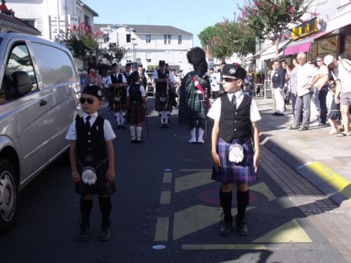Askol Ha Brug Pipe Band on the streets at 