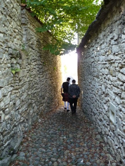Didier et Philippe dans les vieilles rues de Montalieu-Vercieu