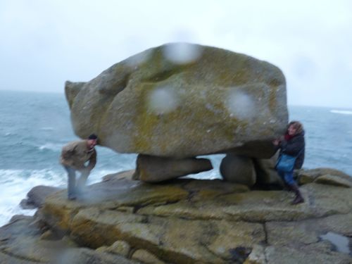 Anne et Thierry à la pointe de Pors Goret à Lampaul-Plouarzel essayant de soulever le rocher du 