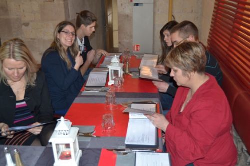 Dans la grande salle du restaurant 