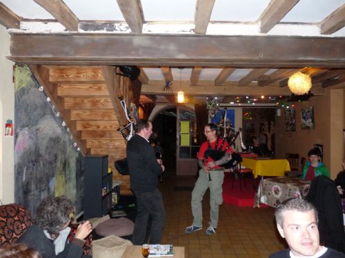 Soirée dans le bar du village entre le groupe Beltan & Askol Ha Brug Pipe Band