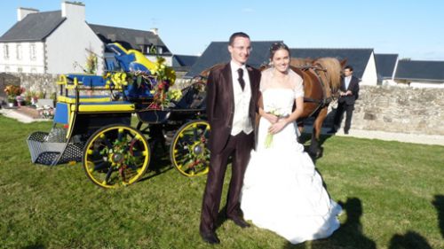 Marine and Lionel YVEN in front of their barouche